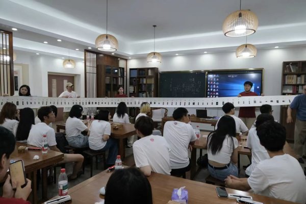 我要配资网网 沪港大学生走进80米篆刻长廊，亲手体验传统文化
