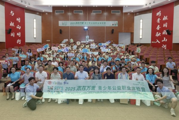 配资行业四大巨头 “你好，我来自上海中学，重庆的上海中学！”中西部学子来沪牵起奇妙缘分